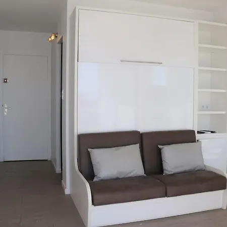 20, Héliopolis D Au Village Naturiste * Agde